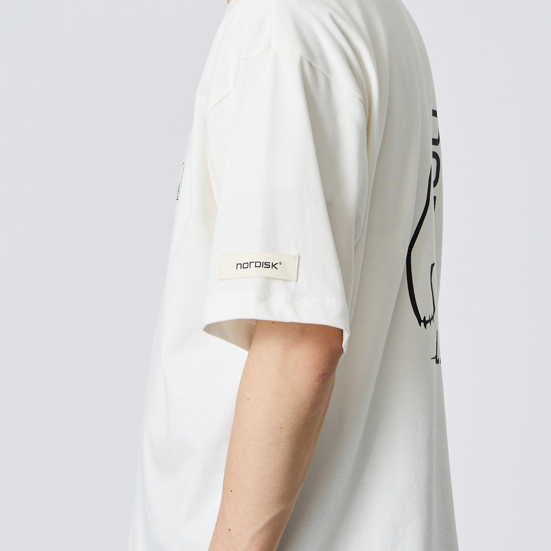NORDISK [ノルディスク] 別注 バックロゴプリントTシャツ [NU11702-JF] WHT &&モデル身長：168cm 着用サイズ：M&&