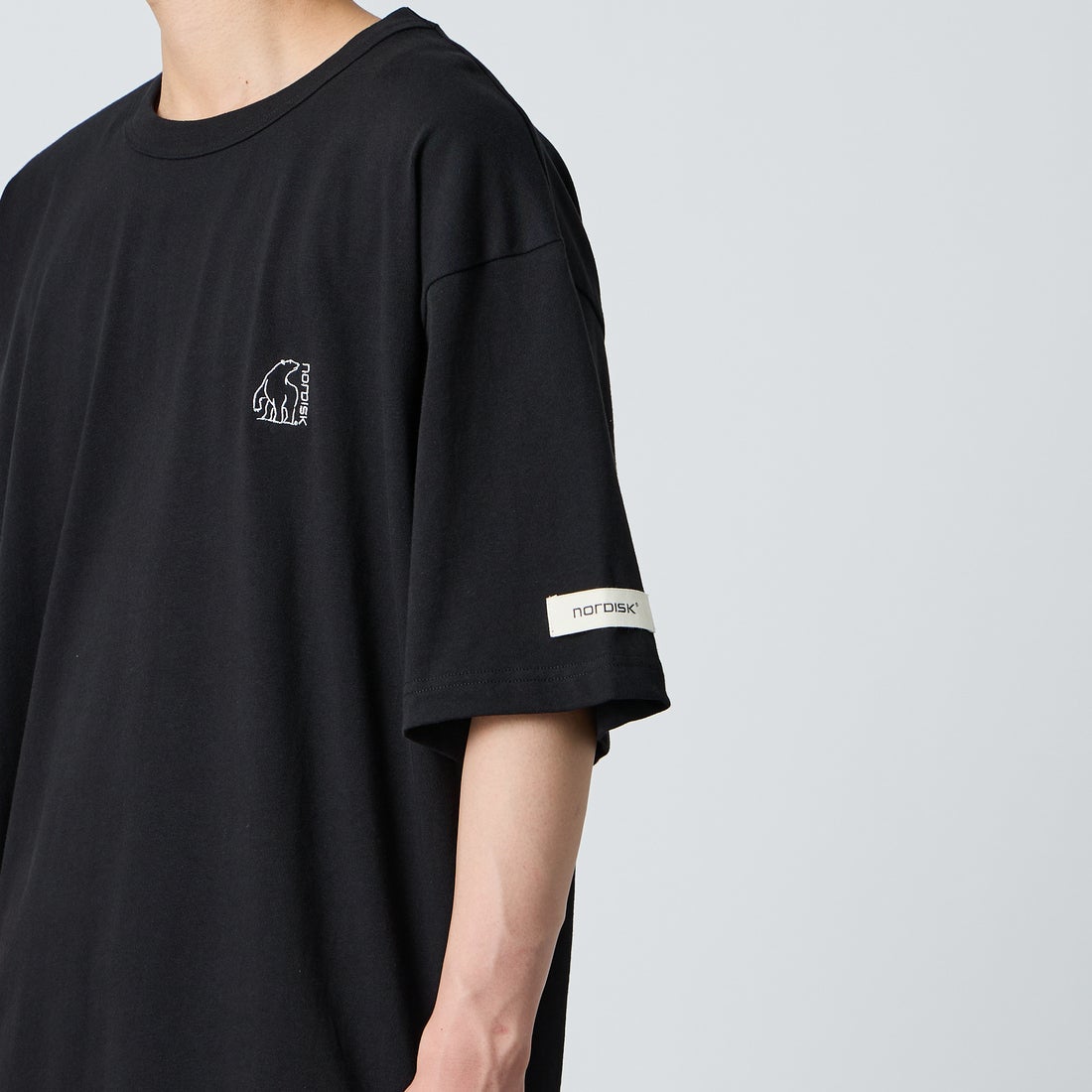 NORDISK [ノルディスク] 別注 バックロゴプリントTシャツ [NU11702-JF] BLK &&モデル身長：177cm 着用サイズ：XL&&