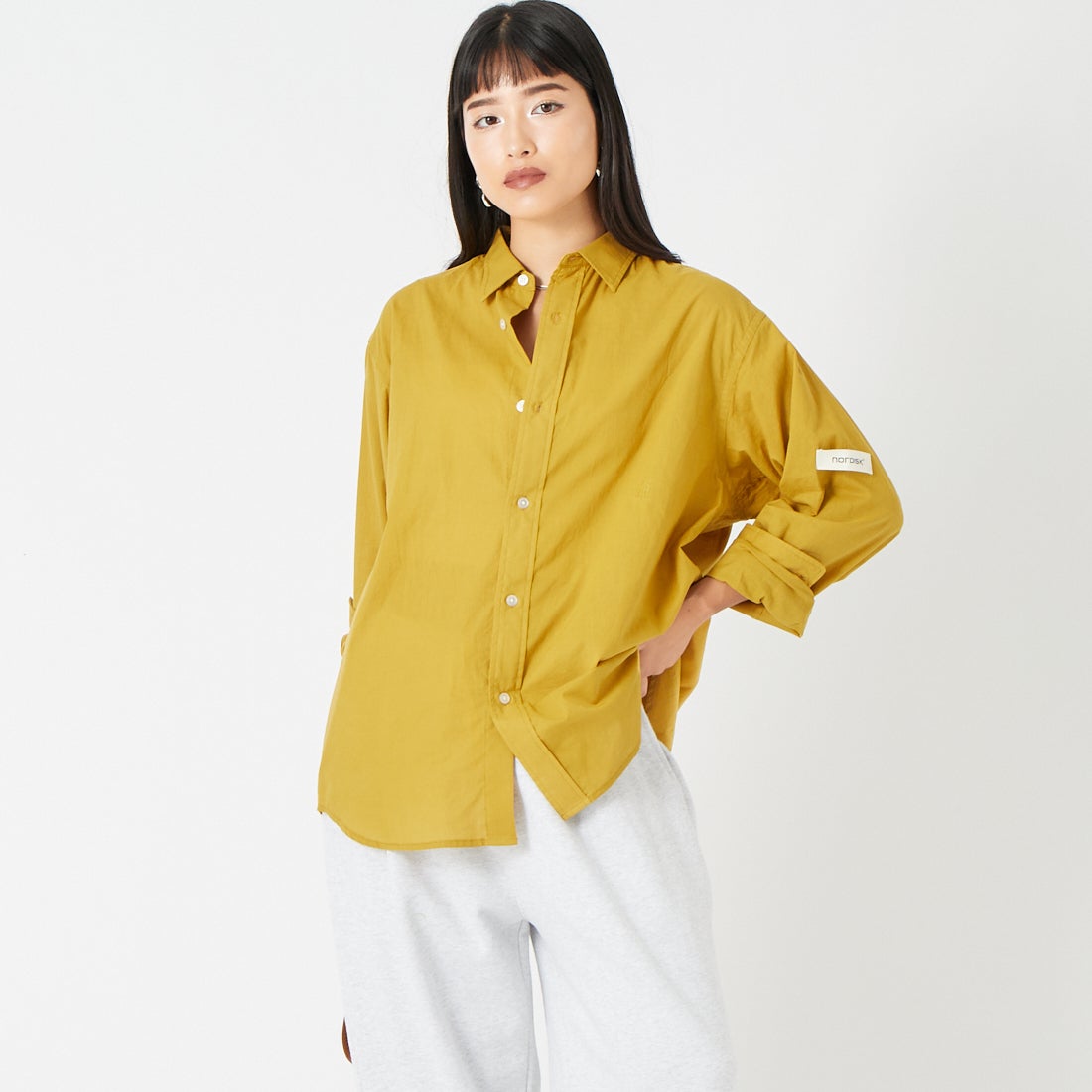 NORDISK [ノルディスク] 別注 レギュラーカラーシャツ [NU81701-JF]MUSTARD &&モデル身長：162cm 着用サイズ：S&&