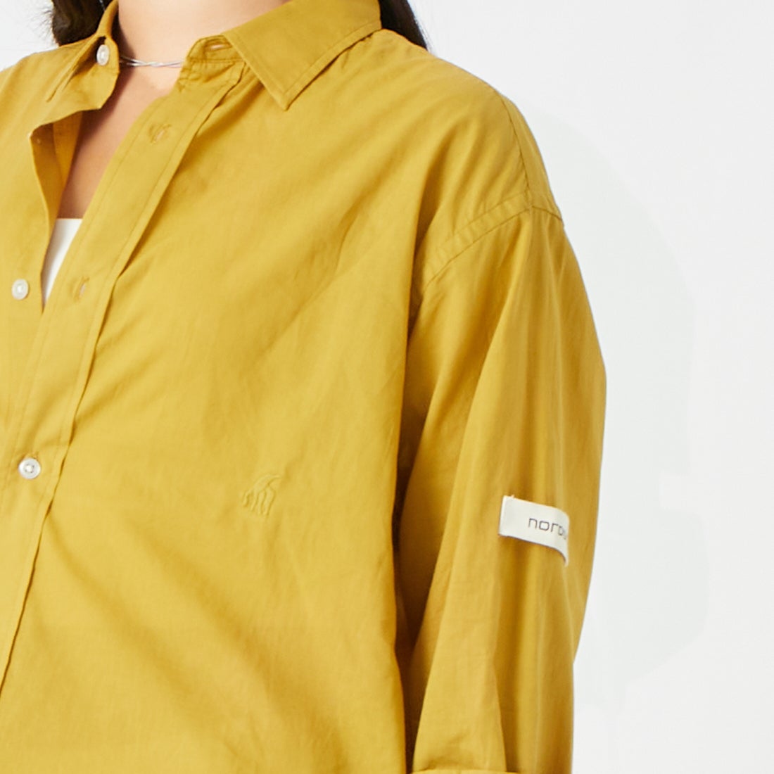 NORDISK [ノルディスク] 別注 レギュラーカラーシャツ [NU81701-JF]MUSTARD &&モデル身長：162cm 着用サイズ：S&&