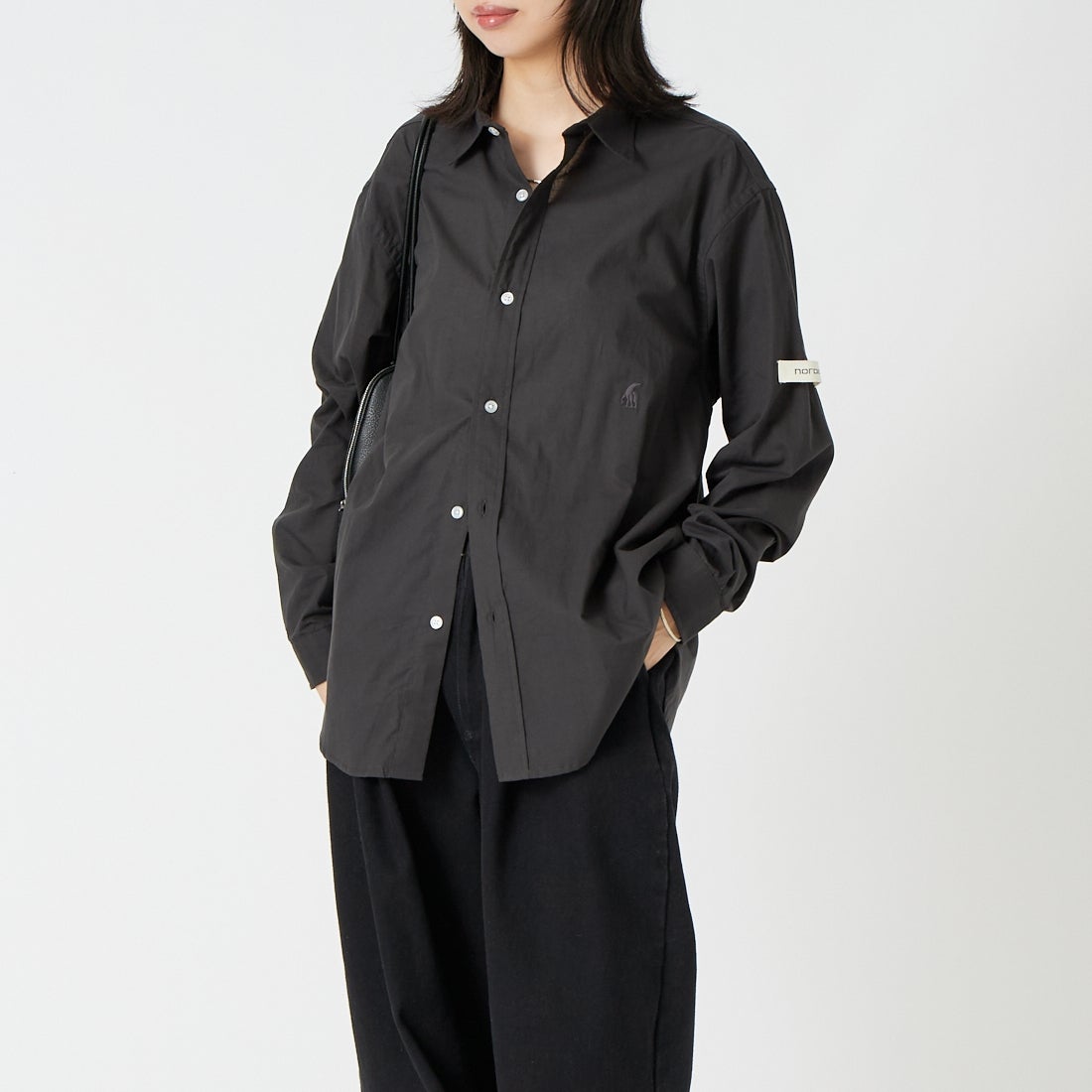 NORDISK [ノルディスク] 別注 レギュラーカラーシャツ [NU81701-JF] CHR &&モデル身長：162cm 着用サイズ：S&&