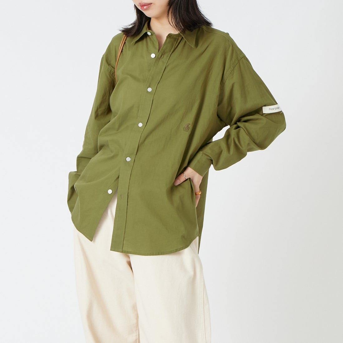 NORDISK [ノルディスク] 別注 レギュラーカラーシャツ [NU81701-JF] OLIVE &&モデル身長：162cm 着用サイズ：S&&