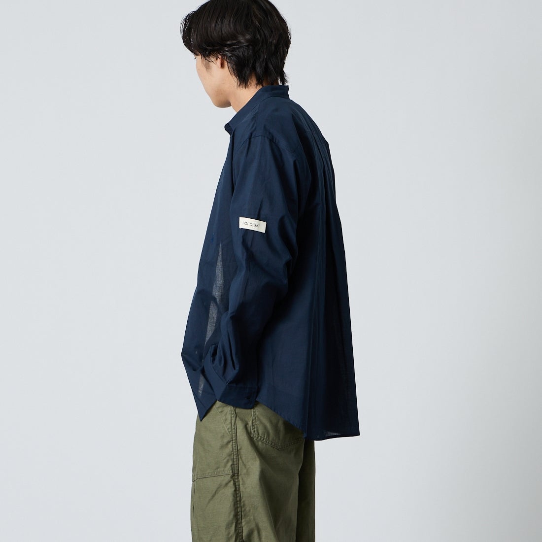 NORDISK [ノルディスク] 別注 レギュラーカラーシャツ [NU81701-JF] NVY &&モデル身長：179cm 着用サイズ：L&&