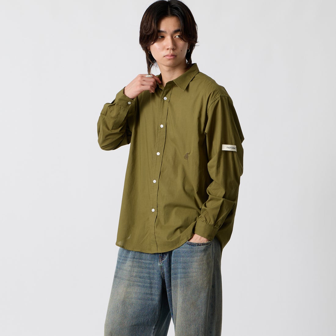 NORDISK [ノルディスク] 別注 レギュラーカラーシャツ [NU81701-JF] OLIVE &&モデル身長：177cm 着用サイズ：M&&