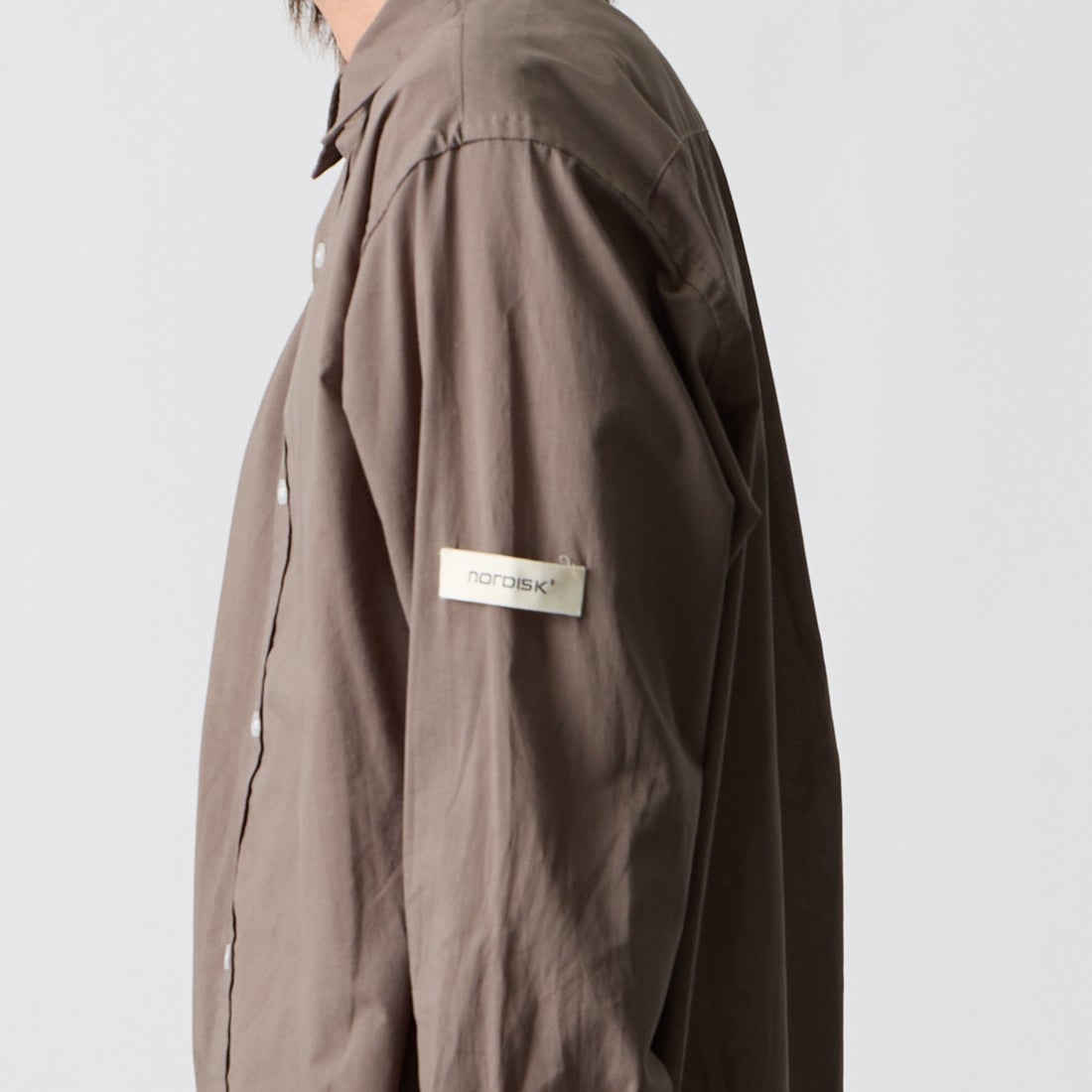 NORDISK [ノルディスク] 別注 レギュラーカラーシャツ [NU81701-JF] GREIGE &&モデル身長：177cm 着用サイズ：M&&