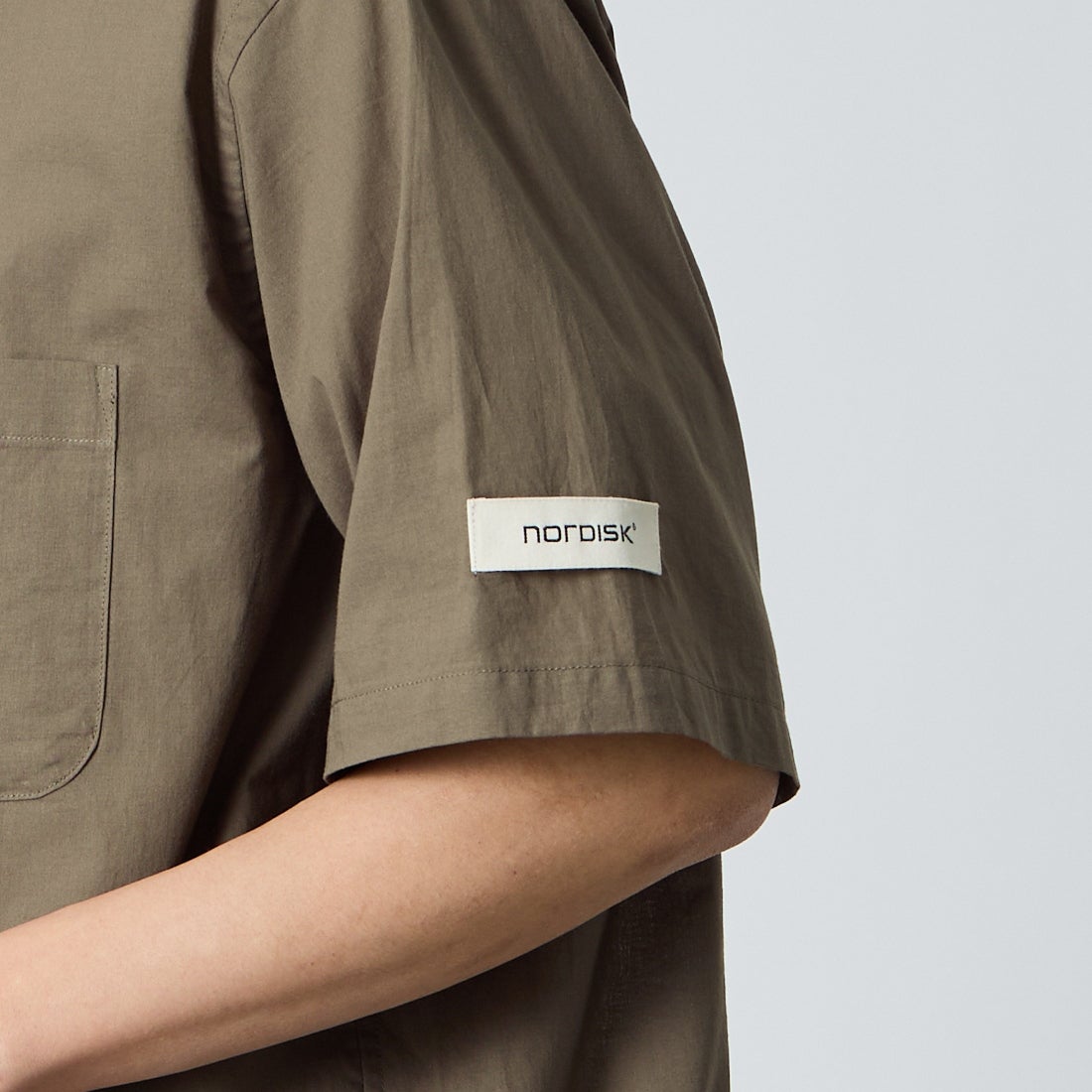 NORDISK [ノルディスク] 別注 オープンカラーシャツ [NU81702-JF] GREIGE &&モデル身長：179cm 着用サイズ：L&&