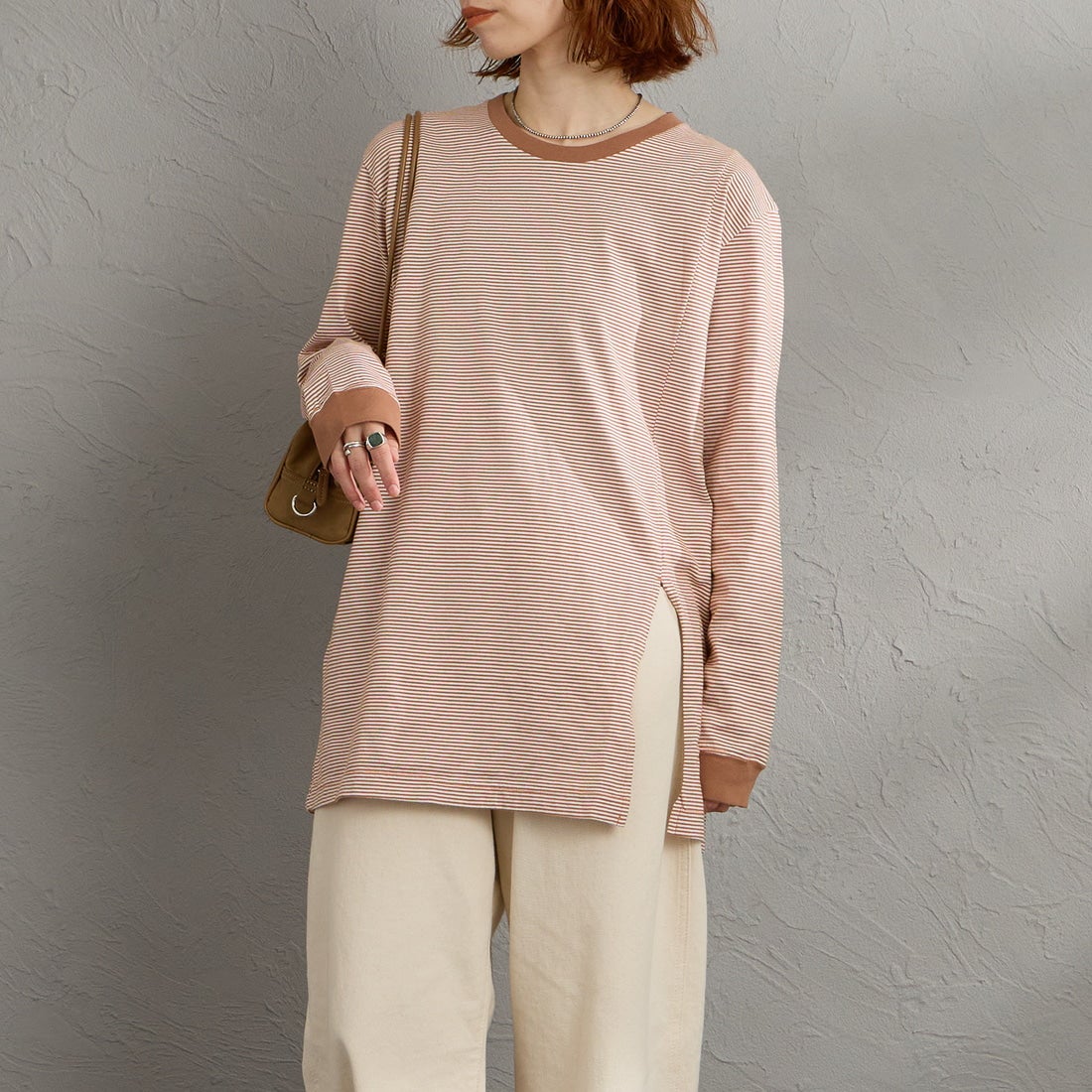 MEYAME [メヤメ] ボーダースリットロングスリーブTシャツ [MEY-2327] BROWN &&モデル身長：158cm 着用サイズ：F&&