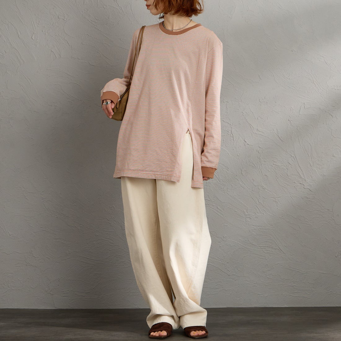 MEYAME [メヤメ] ボーダースリットロングスリーブTシャツ [MEY-2327] BROWN &&モデル身長：158cm 着用サイズ：F&&