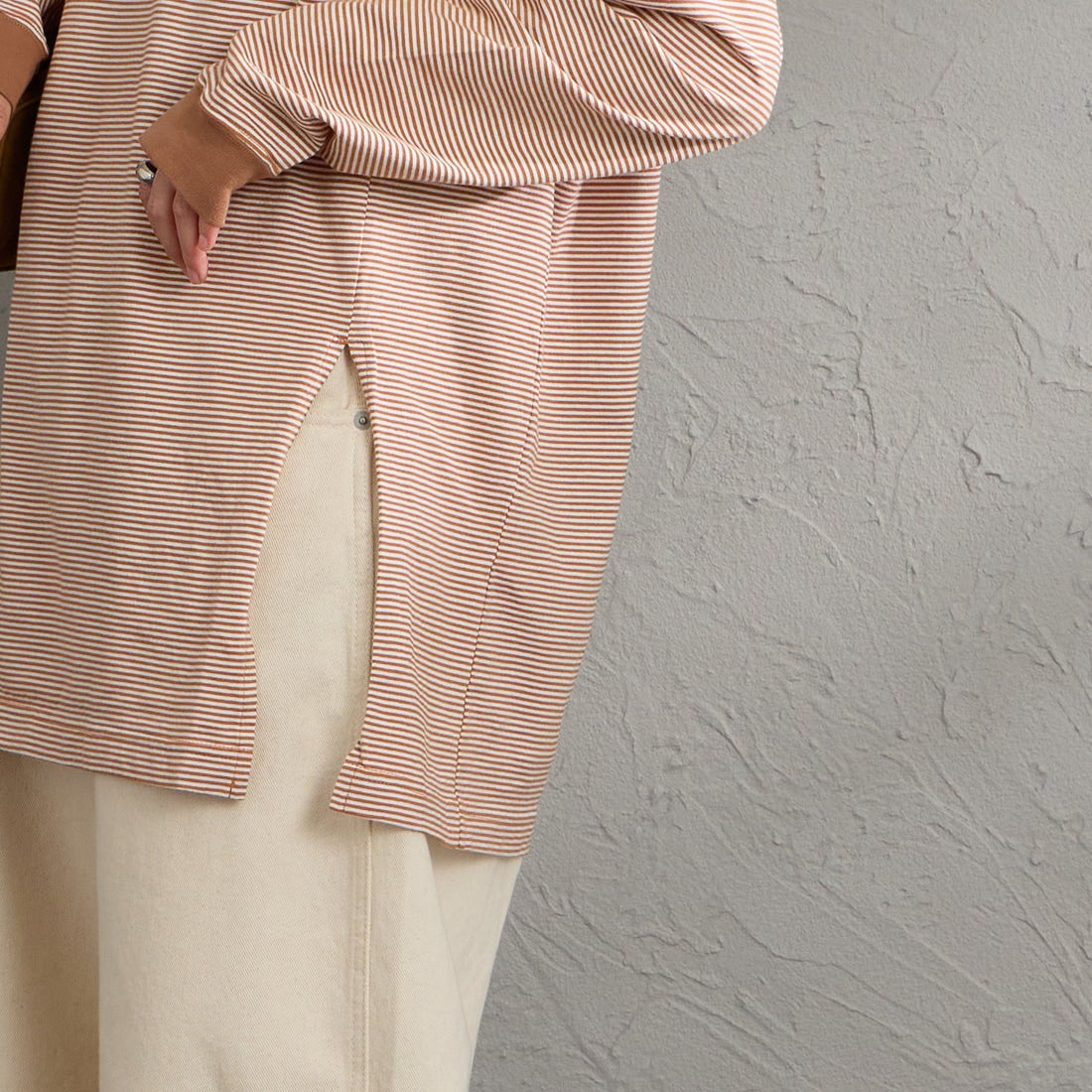 MEYAME [メヤメ] ボーダースリットロングスリーブTシャツ [MEY-2327] BROWN &&モデル身長：158cm 着用サイズ：F&&