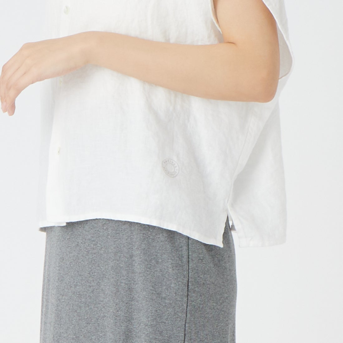 ORCIVAL [オーシバル] ノースリーブリネンシャツ [OR-B0360YLM] OFF WHITE &&モデル身長：162cm 着用サイズ：1&&