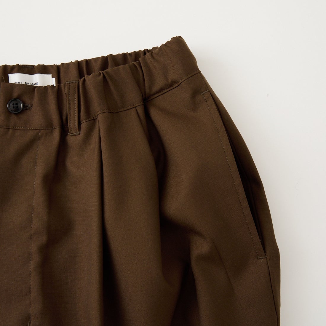 STILL BY HAND [スティルバイハンド] 別注 テックウール ツータックテーパードパンツ [2601JF-EX01-JF] BROWN