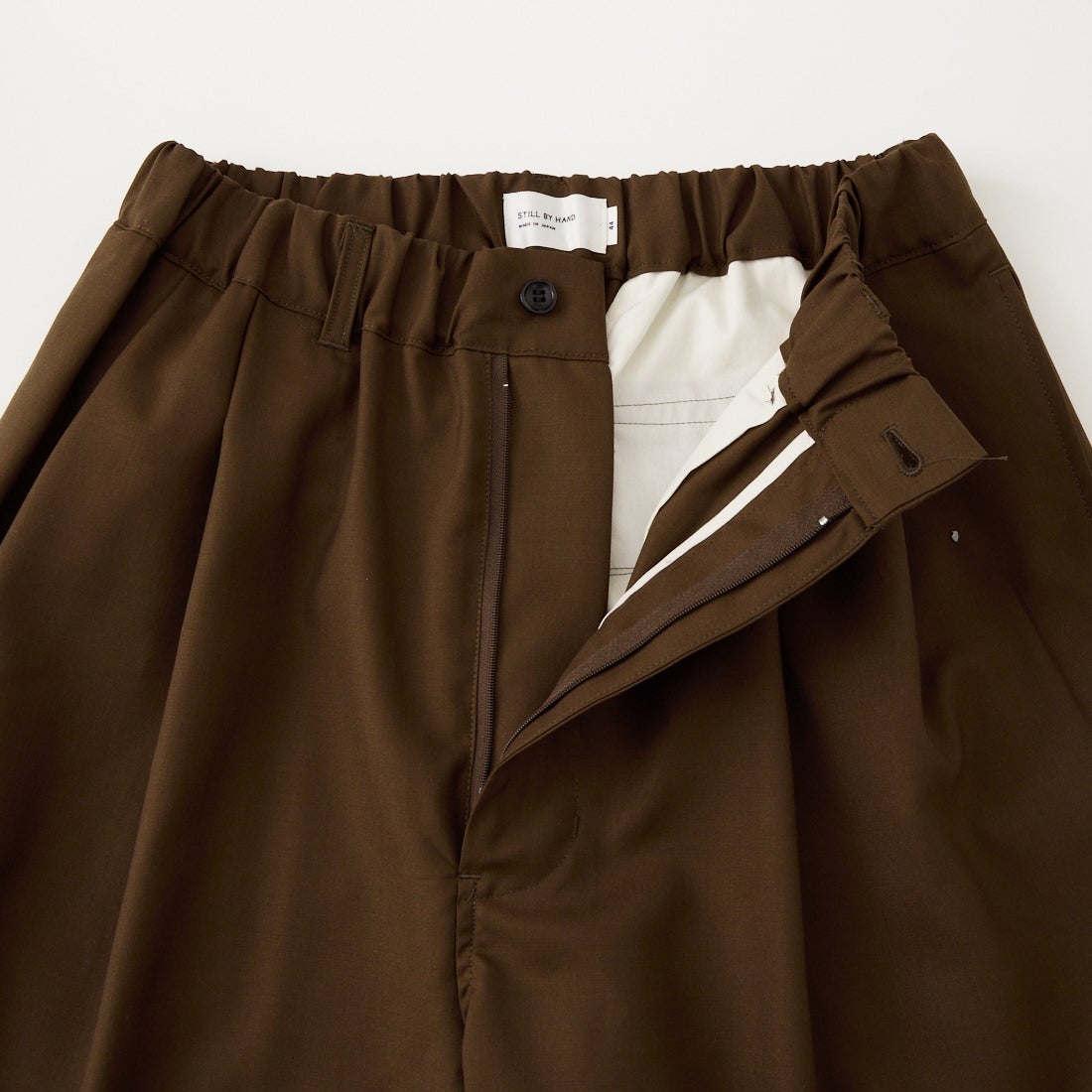 STILL BY HAND [スティルバイハンド] 別注 テックウール ツータックテーパードパンツ [2601JF-EX01-JF] BROWN