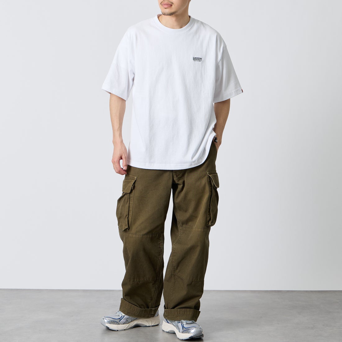 UNIVERSAL OVERALL [ユニバーサルオーバーオール] 別注 ドローコード付き ワイドシルエットTシャツ [U2613282IN-JF] WHITE &&モデル身長：168cm 着用サイズ：M&&