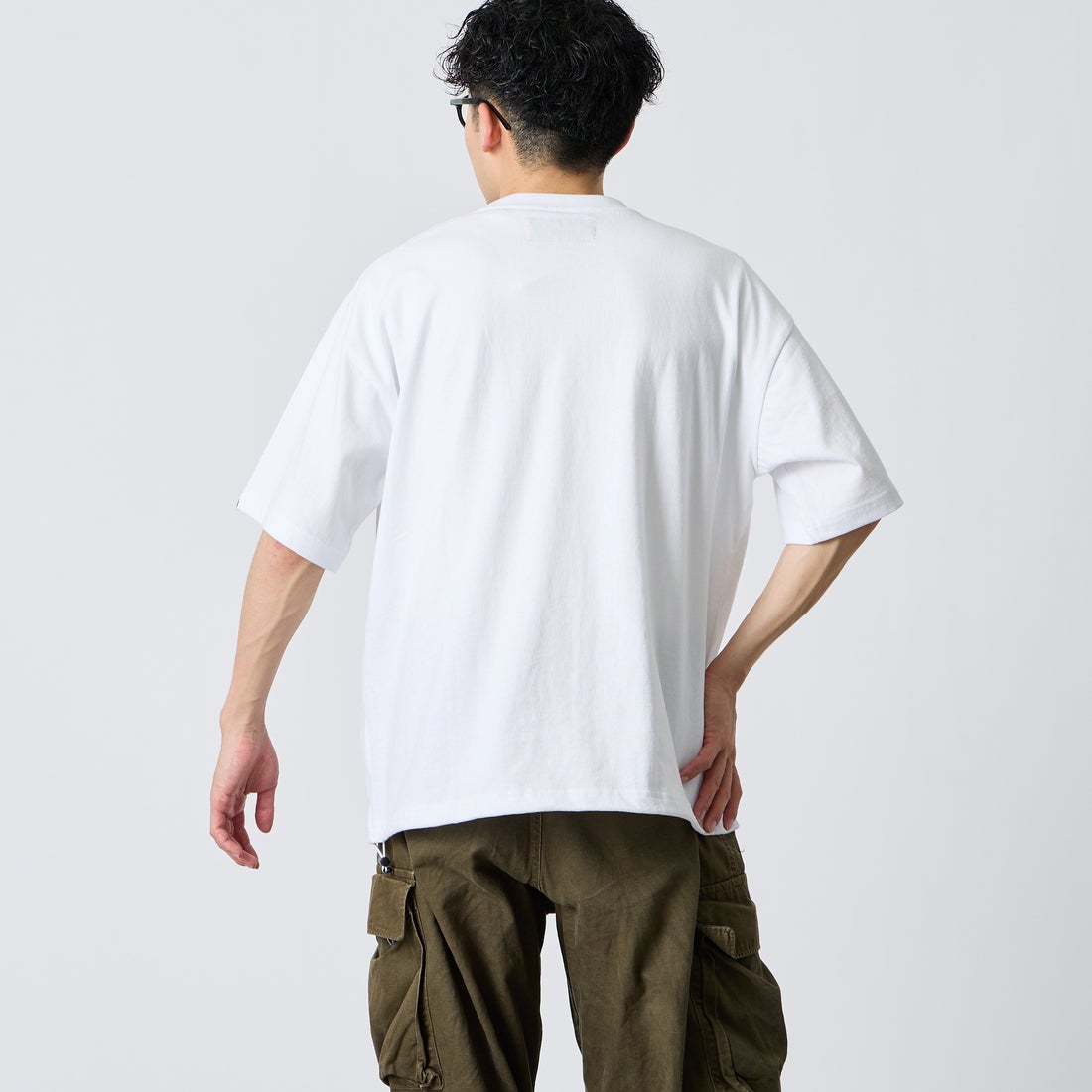 UNIVERSAL OVERALL [ユニバーサルオーバーオール] 別注 ドローコード付き ワイドシルエットTシャツ [U2613282IN-JF] WHITE &&モデル身長：168cm 着用サイズ：M&&