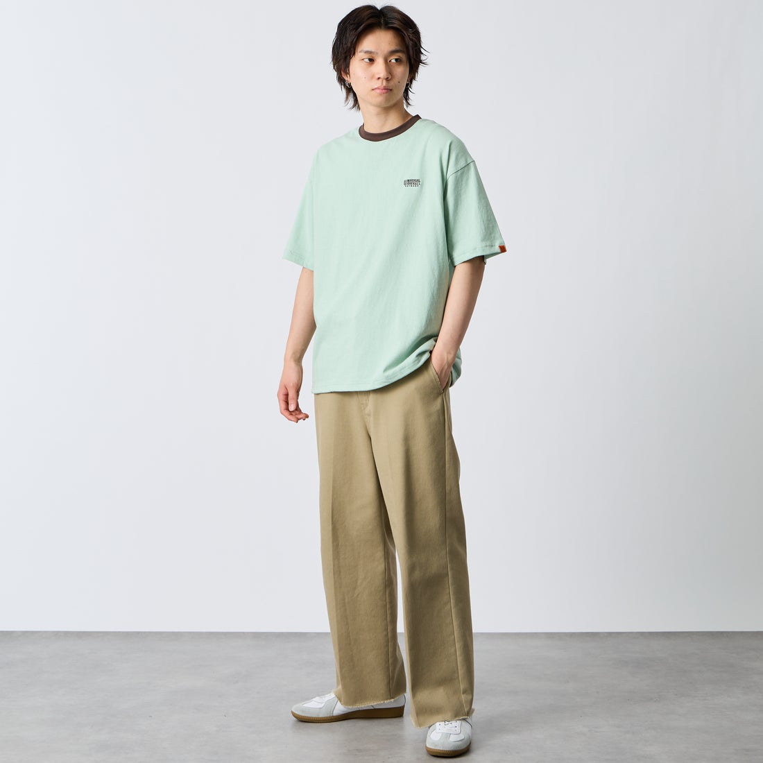 UNIVERSAL OVERALL [ユニバーサルオーバーオール] 別注 ドローコード付き ワイドシルエットTシャツ [U2613282IN-JF] LGRN/BRN &&モデル身長：177cm 着用サイズ：M&&