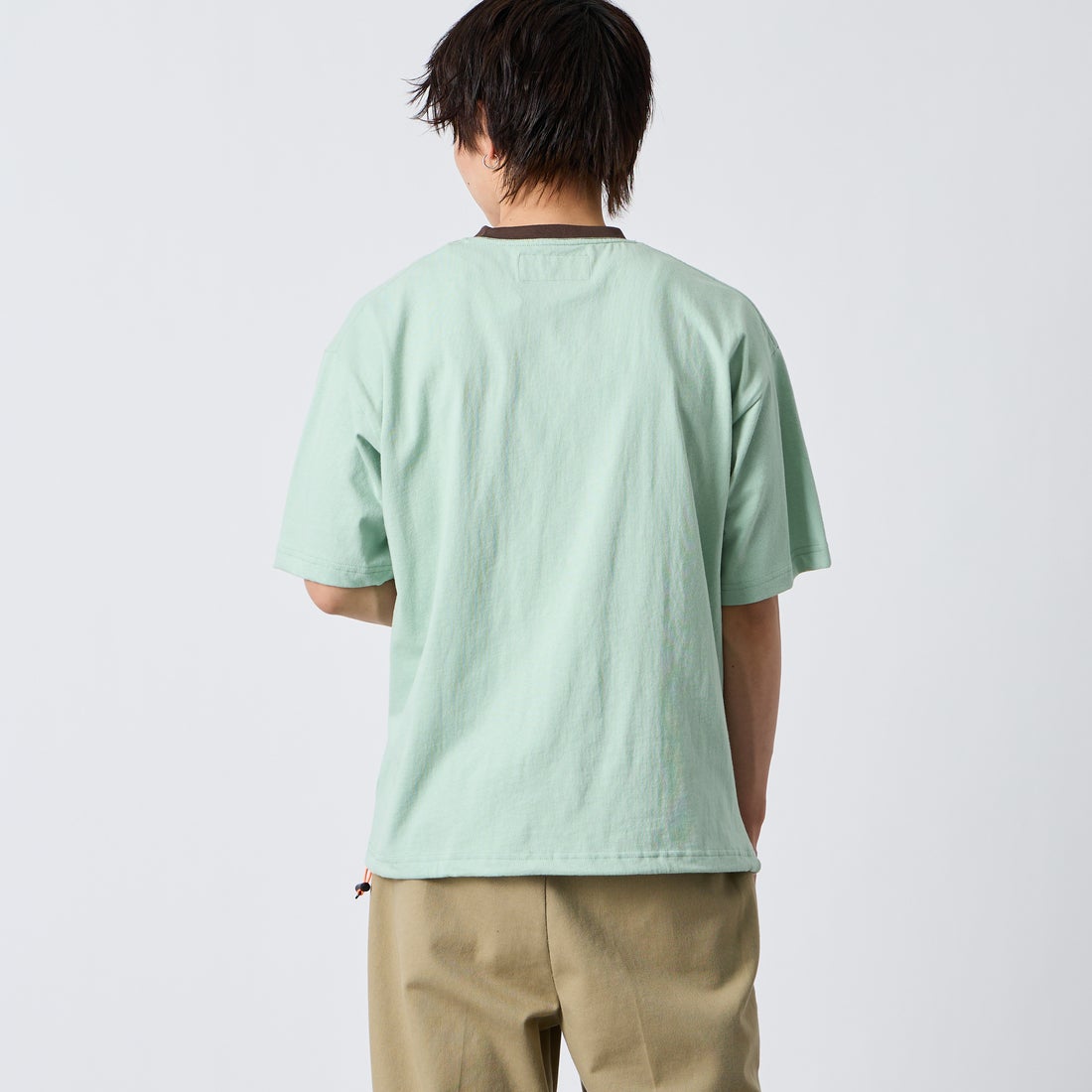UNIVERSAL OVERALL [ユニバーサルオーバーオール] 別注 ドローコード付き ワイドシルエットTシャツ [U2613282IN-JF] LGRN/BRN &&モデル身長：177cm 着用サイズ：M&&