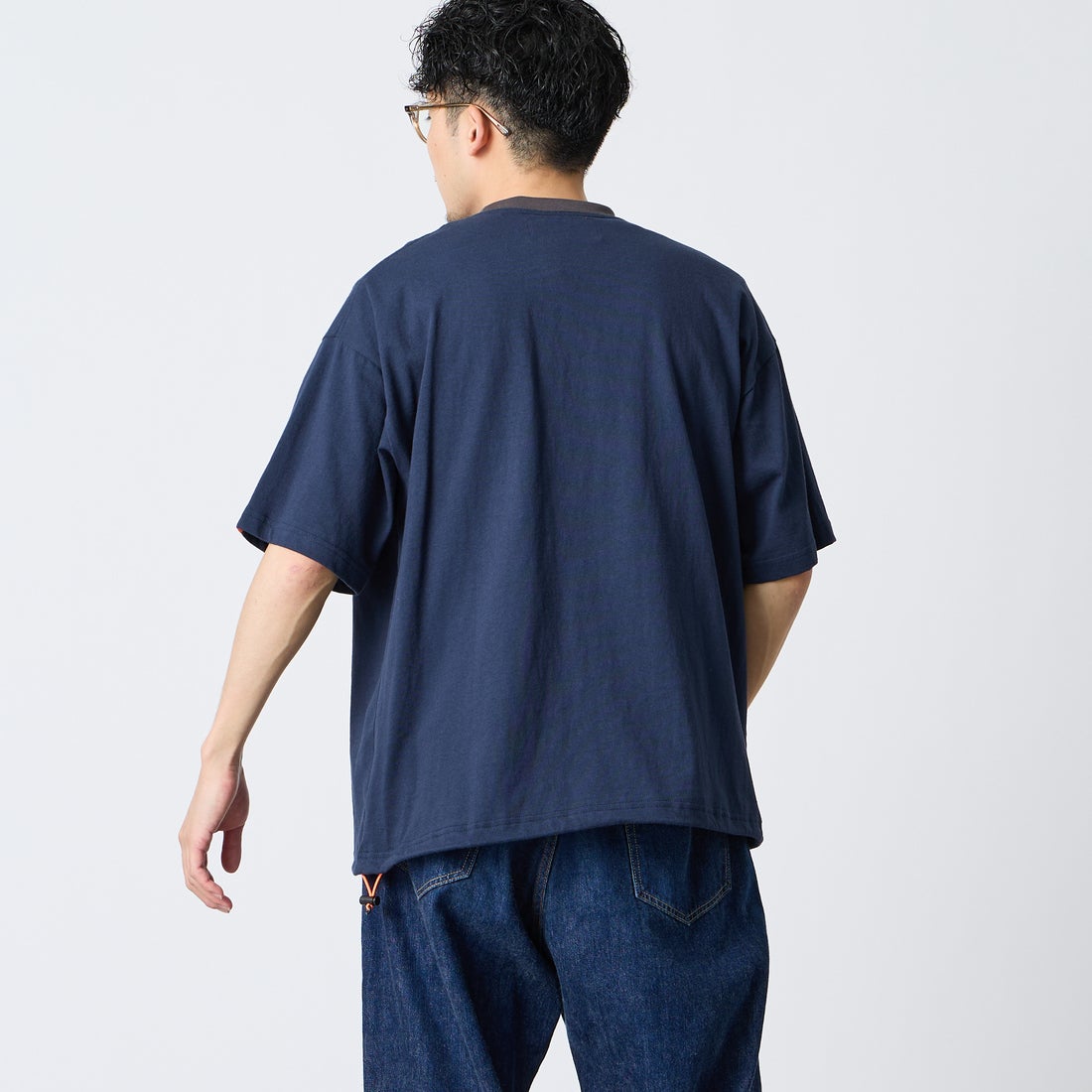 UNIVERSAL OVERALL [ユニバーサルオーバーオール] 別注 ドローコード付き ワイドシルエットTシャツ [U2613282IN-JF] NVY/CHR &&モデル身長：168cm 着用サイズ：M&&