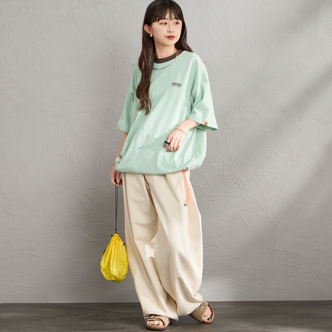 UNIVERSAL OVERALL [ユニバーサルオーバーオール] 別注 ドローコード付き ワイドシルエットTシャツ [U2613282IN-JF] LGRN/BRN &&モデル身長：150cm 着用サイズ：S&&