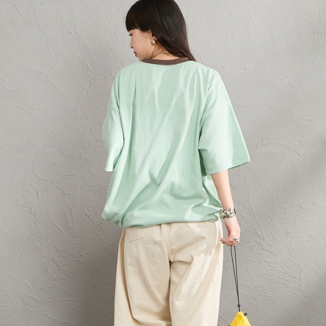 UNIVERSAL OVERALL [ユニバーサルオーバーオール] 別注 ドローコード付き ワイドシルエットTシャツ [U2613282IN-JF] LGRN/BRN &&モデル身長：150cm 着用サイズ：S&&