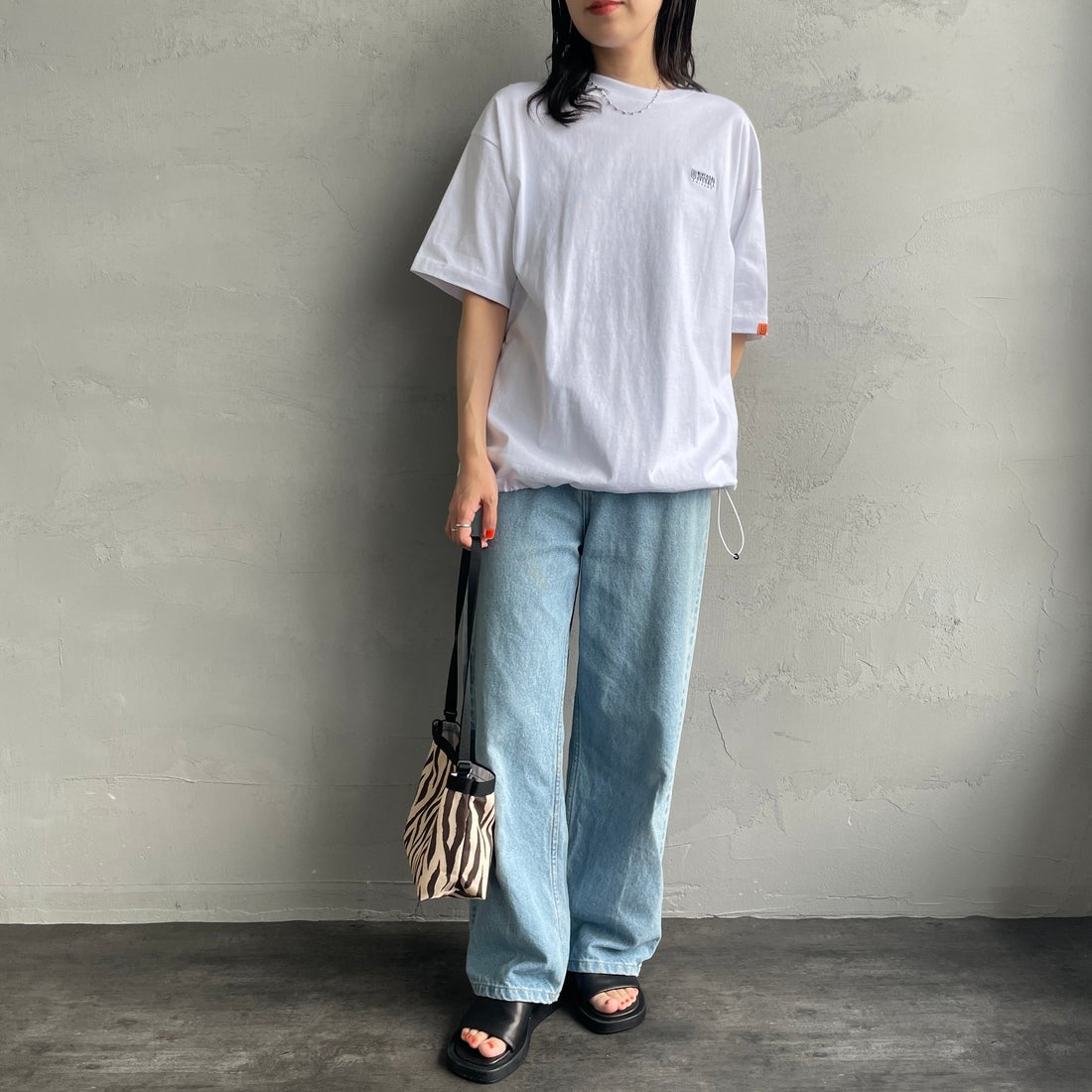 UNIVERSAL OVERALL [ユニバーサルオーバーオール] 別注 ドローコード付き ワイドシルエットTシャツ [U2613282IN-JF] WHITE &&モデル身長：160cm 着用サイズ：S&&