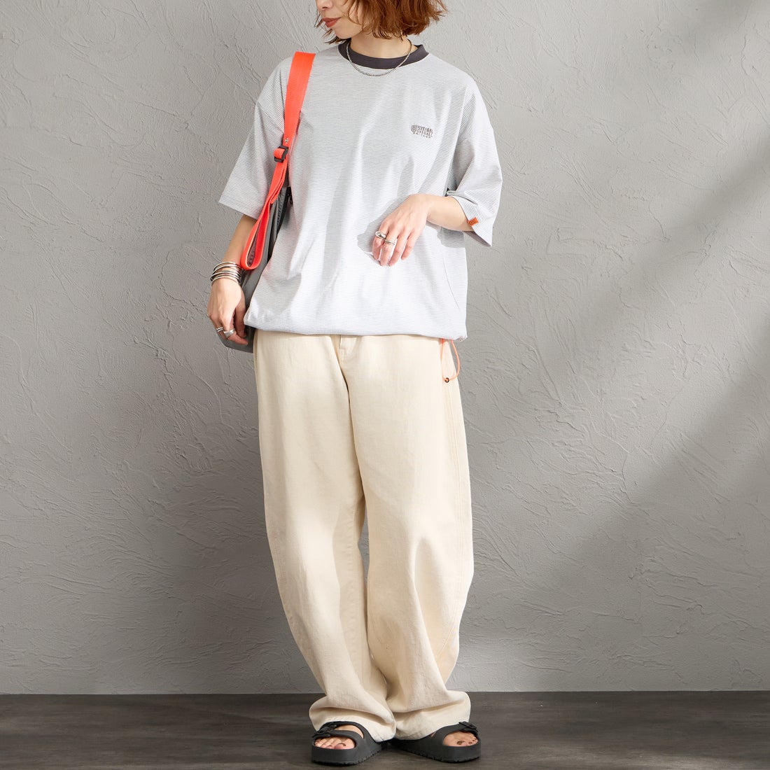 UNIVERSAL OVERALL [ユニバーサルオーバーオール] 別注 ドローコード付き ワイドシルエットTシャツ [U2613282IN-JF] GRY.CHR &&モデル身長：158cm 着用サイズ：S&&