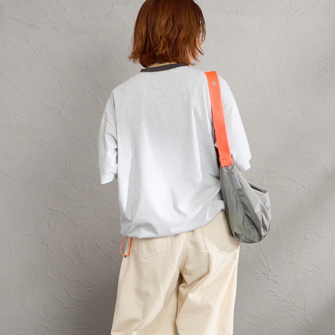 UNIVERSAL OVERALL [ユニバーサルオーバーオール] 別注 ドローコード付き ワイドシルエットTシャツ [U2613282IN-JF] GRY.CHR &&モデル身長：158cm 着用サイズ：S&&