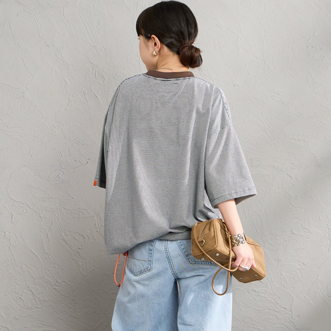 UNIVERSAL OVERALL [ユニバーサルオーバーオール] 別注 ドローコード付き ワイドシルエットTシャツ [U2613282IN-JF] NVY.BRN &&モデル身長：150cm 着用サイズ：S&&