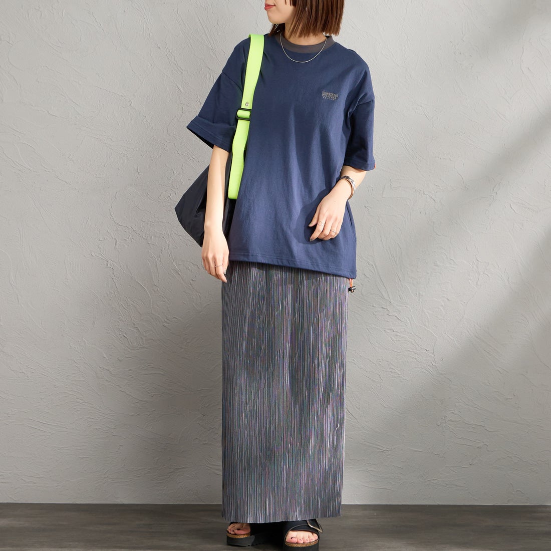 UNIVERSAL OVERALL [ユニバーサルオーバーオール] 別注 ドローコード付き ワイドシルエットTシャツ [U2613282IN-JF] NVY/CHR &&モデル身長：159cm 着用サイズ：S&&