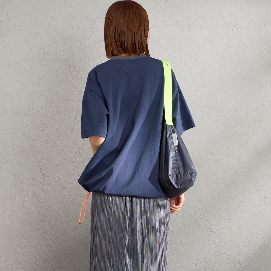 UNIVERSAL OVERALL [ユニバーサルオーバーオール] 別注 ドローコード付き ワイドシルエットTシャツ [U2613282IN-JF] NVY/CHR &&モデル身長：159cm 着用サイズ：S&&