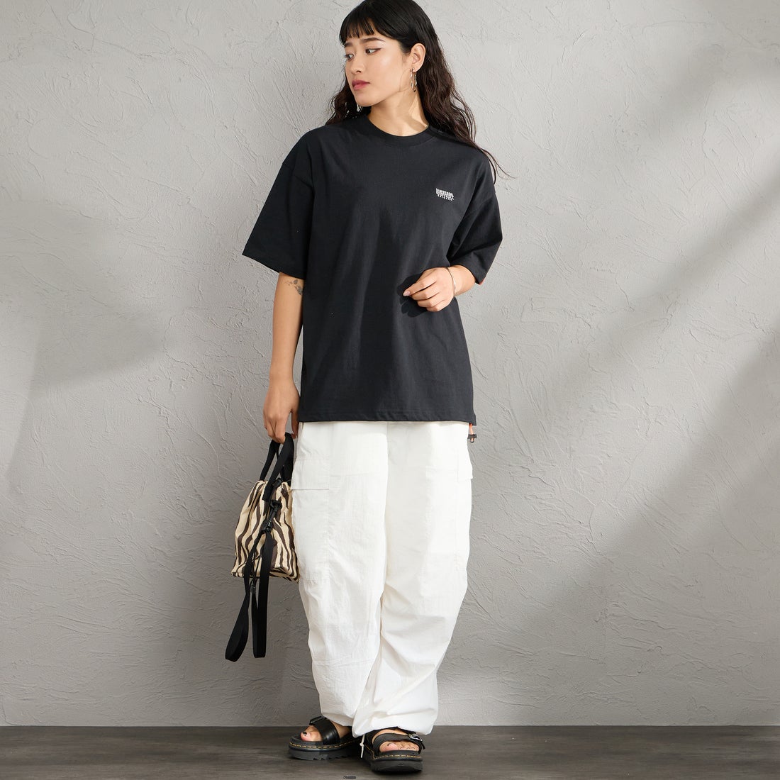 UNIVERSAL OVERALL [ユニバーサルオーバーオール] 別注 ドローコード付き ワイドシルエットTシャツ [U2613282IN-JF] BLACK &&モデル身長：162cm 着用サイズ：S&&