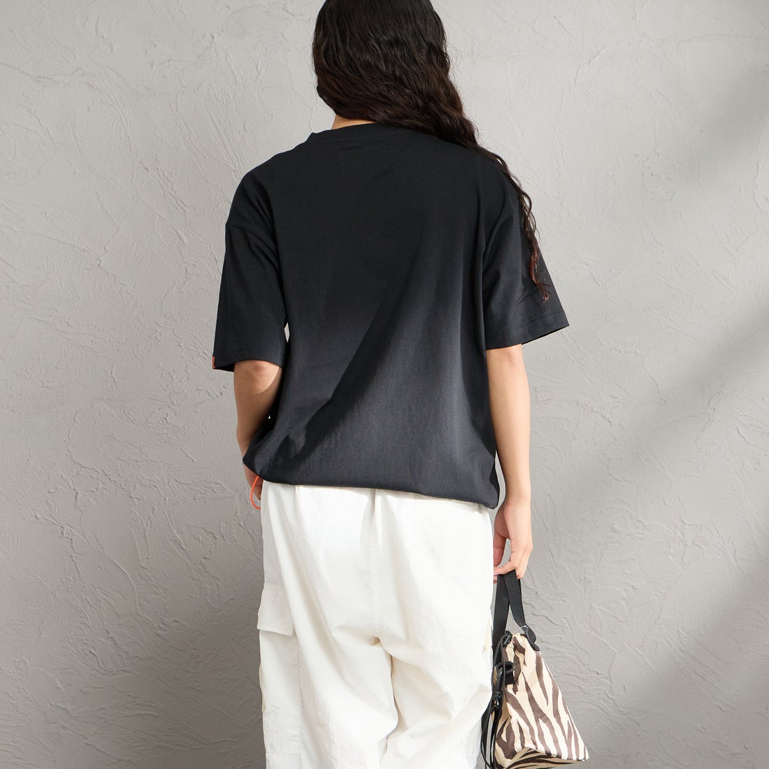 UNIVERSAL OVERALL [ユニバーサルオーバーオール] 別注 ドローコード付き ワイドシルエットTシャツ [U2613282IN-JF] BLACK &&モデル身長：162cm 着用サイズ：S&&