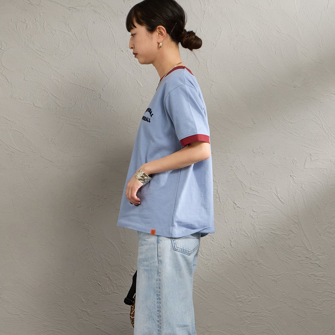 UNIVERSAL OVERALL [ユニバーサルオーバーオール] 別注 ロゴプリント リンガーTシャツ [U2613209IN-JF] B.GREY &&モデル身長：150cm 着用サイズ：F&&