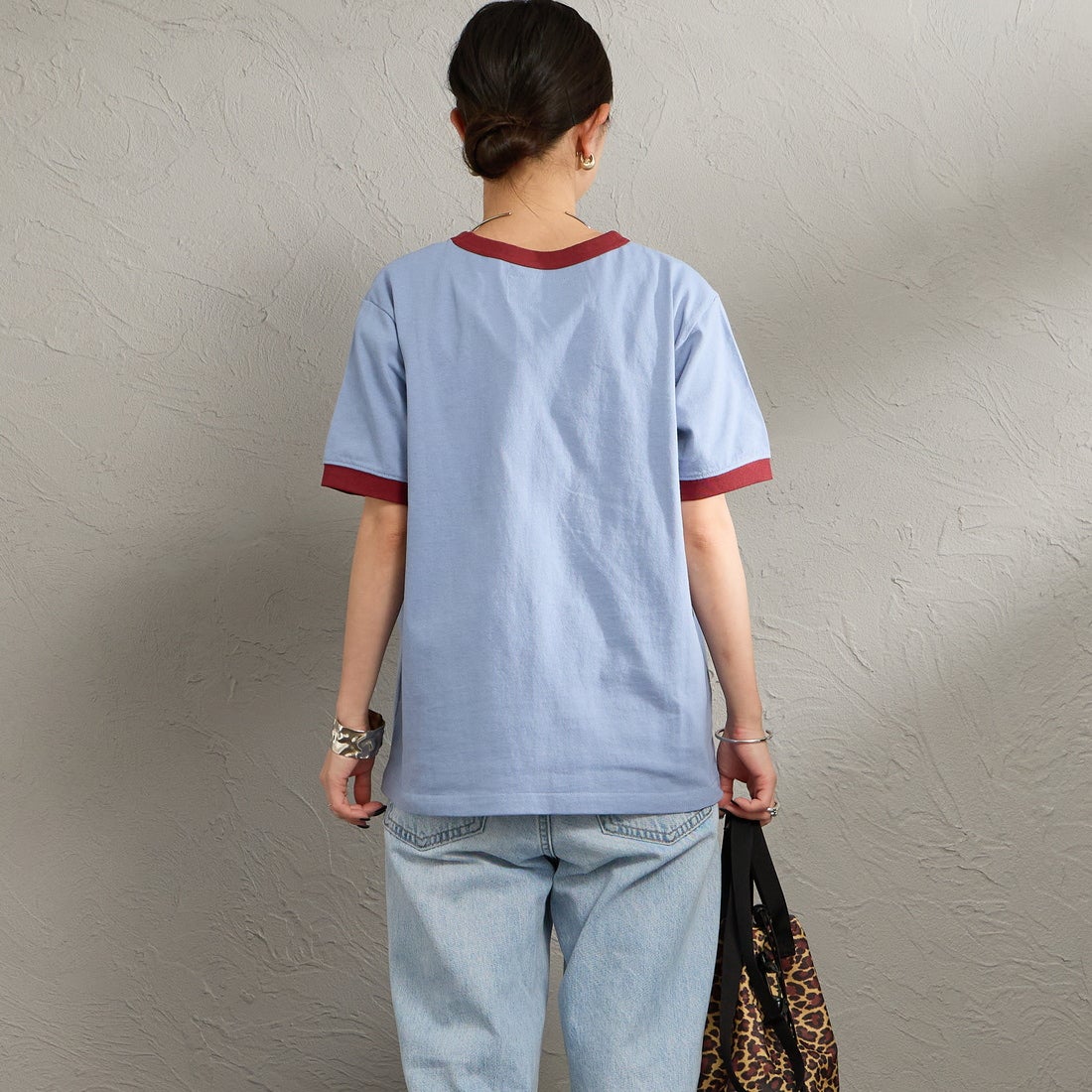 UNIVERSAL OVERALL [ユニバーサルオーバーオール] 別注 ロゴプリント リンガーTシャツ [U2613209IN-JF] B.GREY &&モデル身長：150cm 着用サイズ：F&&