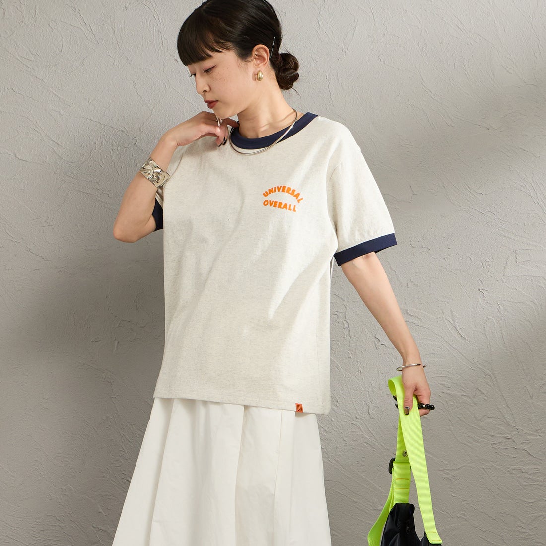 UNIVERSAL OVERALL [ユニバーサルオーバーオール] 別注 ロゴプリント リンガーTシャツ [U2613209IN-JF] OATMEAL &&モデル身長：150cm 着用サイズ：F&&