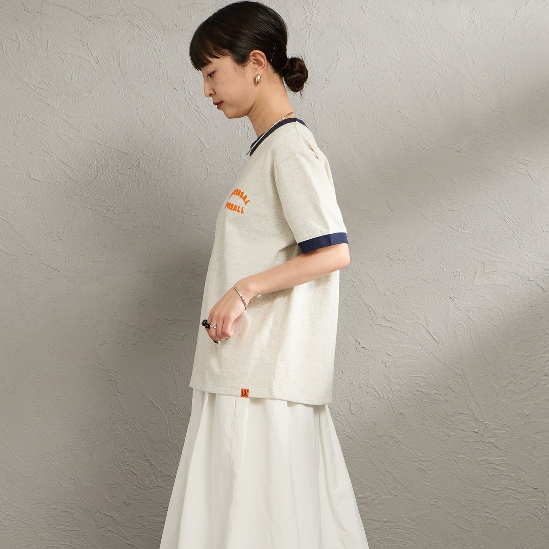 UNIVERSAL OVERALL [ユニバーサルオーバーオール] 別注 ロゴプリント リンガーTシャツ [U2613209IN-JF] OATMEAL &&モデル身長：150cm 着用サイズ：F&&