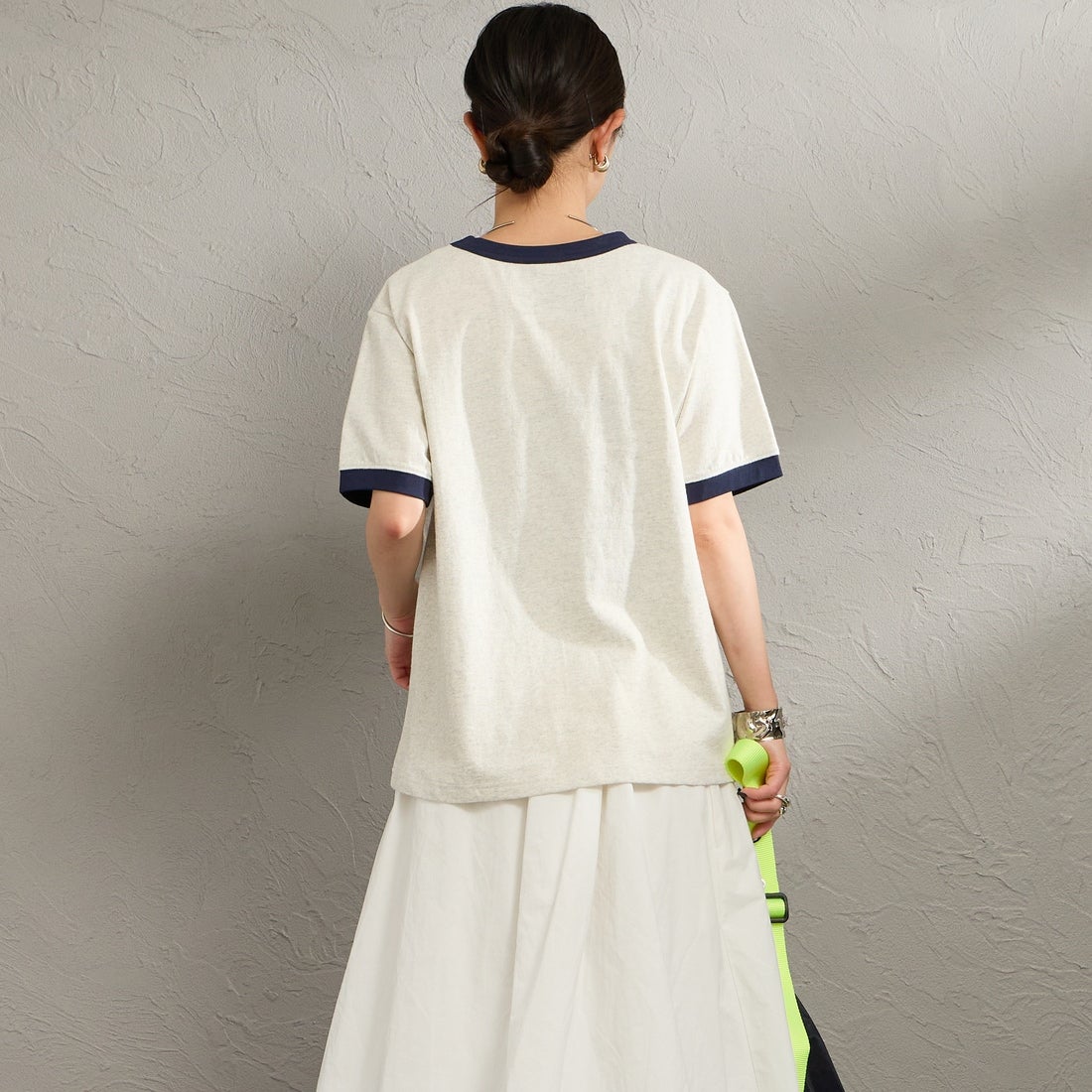 UNIVERSAL OVERALL [ユニバーサルオーバーオール] 別注 ロゴプリント リンガーTシャツ [U2613209IN-JF] OATMEAL &&モデル身長：150cm 着用サイズ：F&&