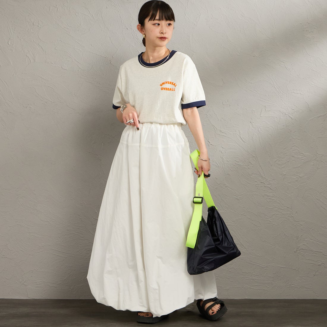 UNIVERSAL OVERALL [ユニバーサルオーバーオール] 別注 ロゴプリント リンガーTシャツ [U2613209IN-JF] OATMEAL &&モデル身長：150cm 着用サイズ：F&&