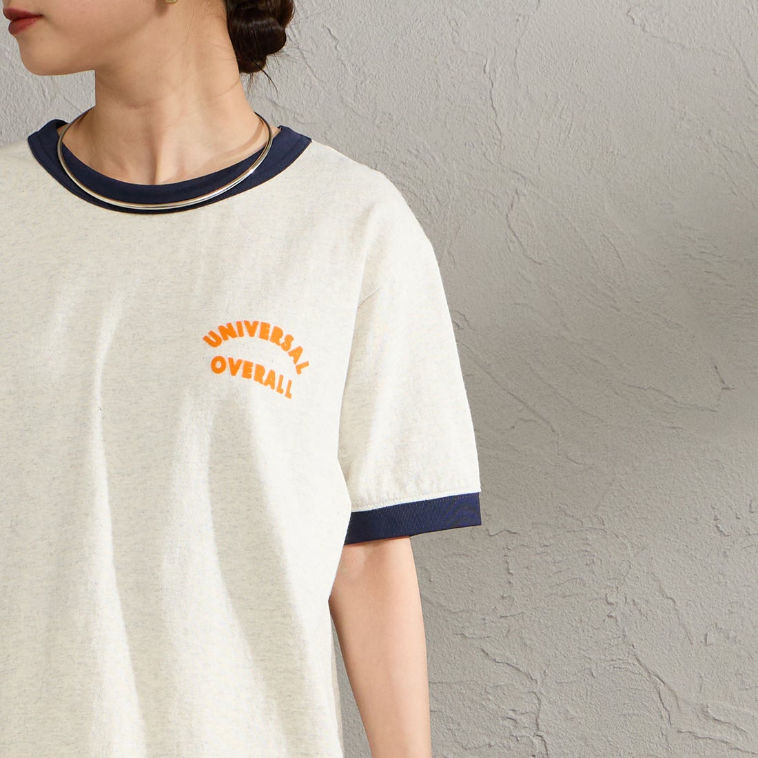 UNIVERSAL OVERALL [ユニバーサルオーバーオール] 別注 ロゴプリント リンガーTシャツ [U2613209IN-JF] OATMEAL &&モデル身長：150cm 着用サイズ：F&&