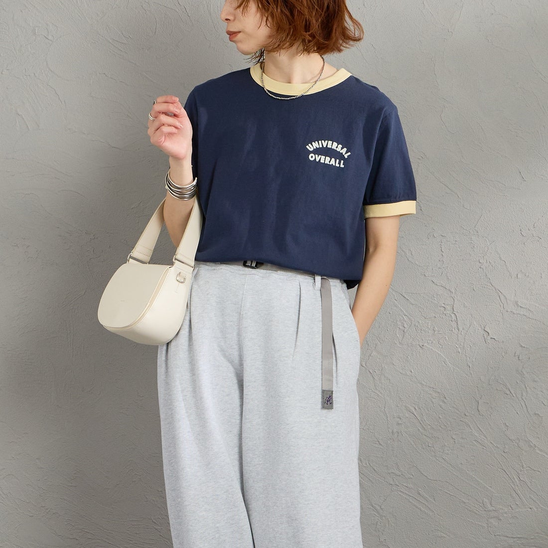UNIVERSAL OVERALL [ユニバーサルオーバーオール] 別注 ロゴプリント リンガーTシャツ [U2613209IN-JF] NAVY &&モデル身長：158cm 着用サイズ：F&&