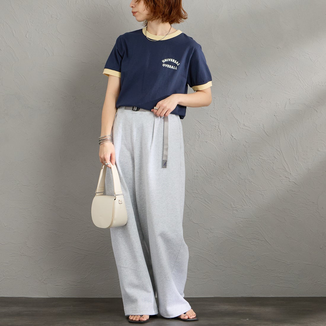 UNIVERSAL OVERALL [ユニバーサルオーバーオール] 別注 ロゴプリント リンガーTシャツ [U2613209IN-JF] NAVY &&モデル身長：158cm 着用サイズ：F&&