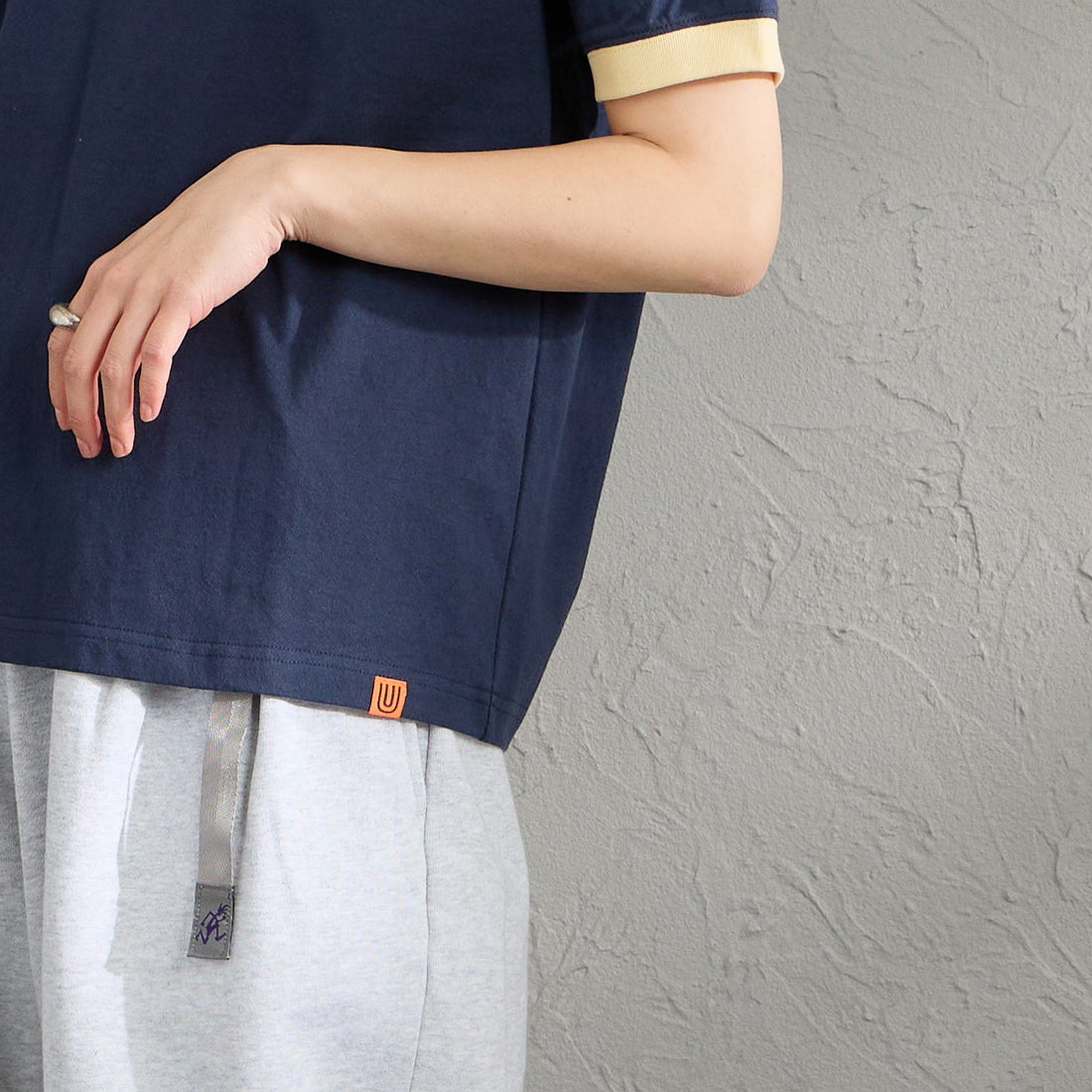 UNIVERSAL OVERALL [ユニバーサルオーバーオール] 別注 ロゴプリント リンガーTシャツ [U2613209IN-JF] NAVY &&モデル身長：158cm 着用サイズ：F&&