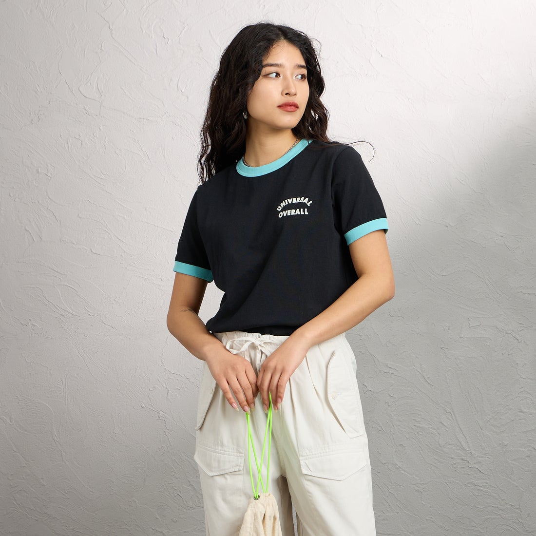 UNIVERSAL OVERALL [ユニバーサルオーバーオール] 別注 ロゴプリント リンガーTシャツ [U2613209IN-JF] BLACK &&モデル身長：162cm 着用サイズ：F&&