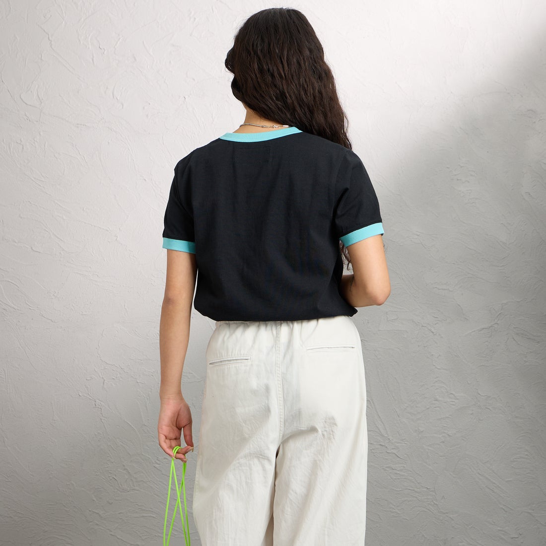 UNIVERSAL OVERALL [ユニバーサルオーバーオール] 別注 ロゴプリント リンガーTシャツ [U2613209IN-JF] BLACK &&モデル身長：162cm 着用サイズ：F&&