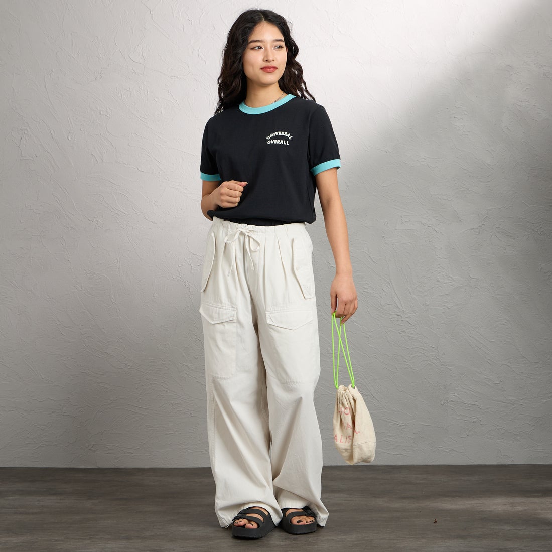 UNIVERSAL OVERALL [ユニバーサルオーバーオール] 別注 ロゴプリント リンガーTシャツ [U2613209IN-JF] BLACK &&モデル身長：162cm 着用サイズ：F&&