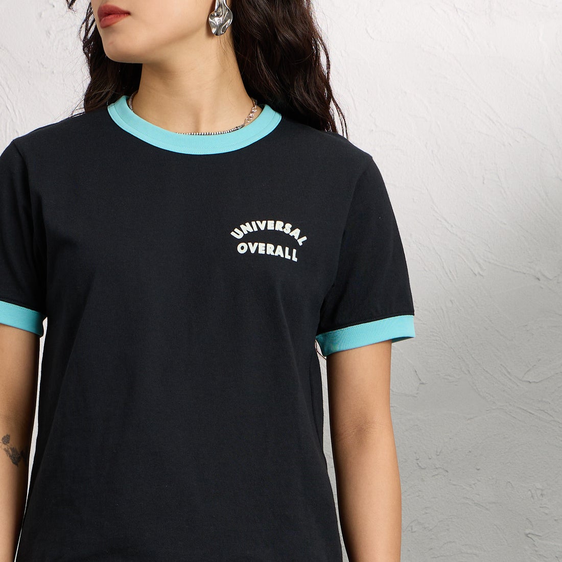 UNIVERSAL OVERALL [ユニバーサルオーバーオール] 別注 ロゴプリント リンガーTシャツ [U2613209IN-JF] BLACK &&モデル身長：162cm 着用サイズ：F&&