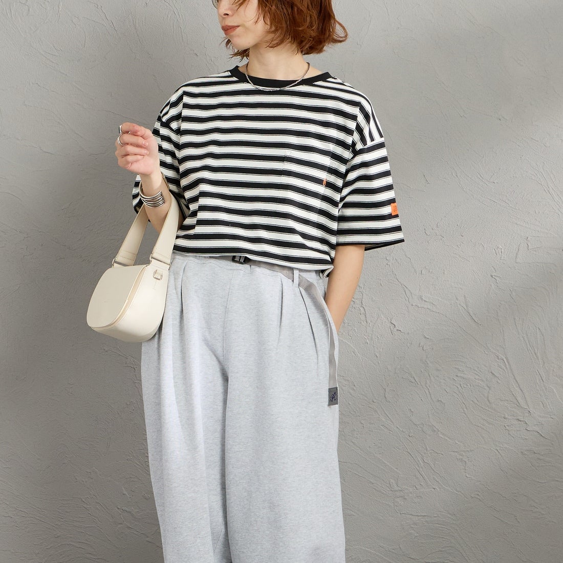 UNIVERSAL OVERALL [ユニバーサルオーバーオール] 別注 ワイドシルエット ポケットTシャツ [U2612815IN-JF] WHT/BLK &&モデル身長：158cm 着用サイズ：F&&