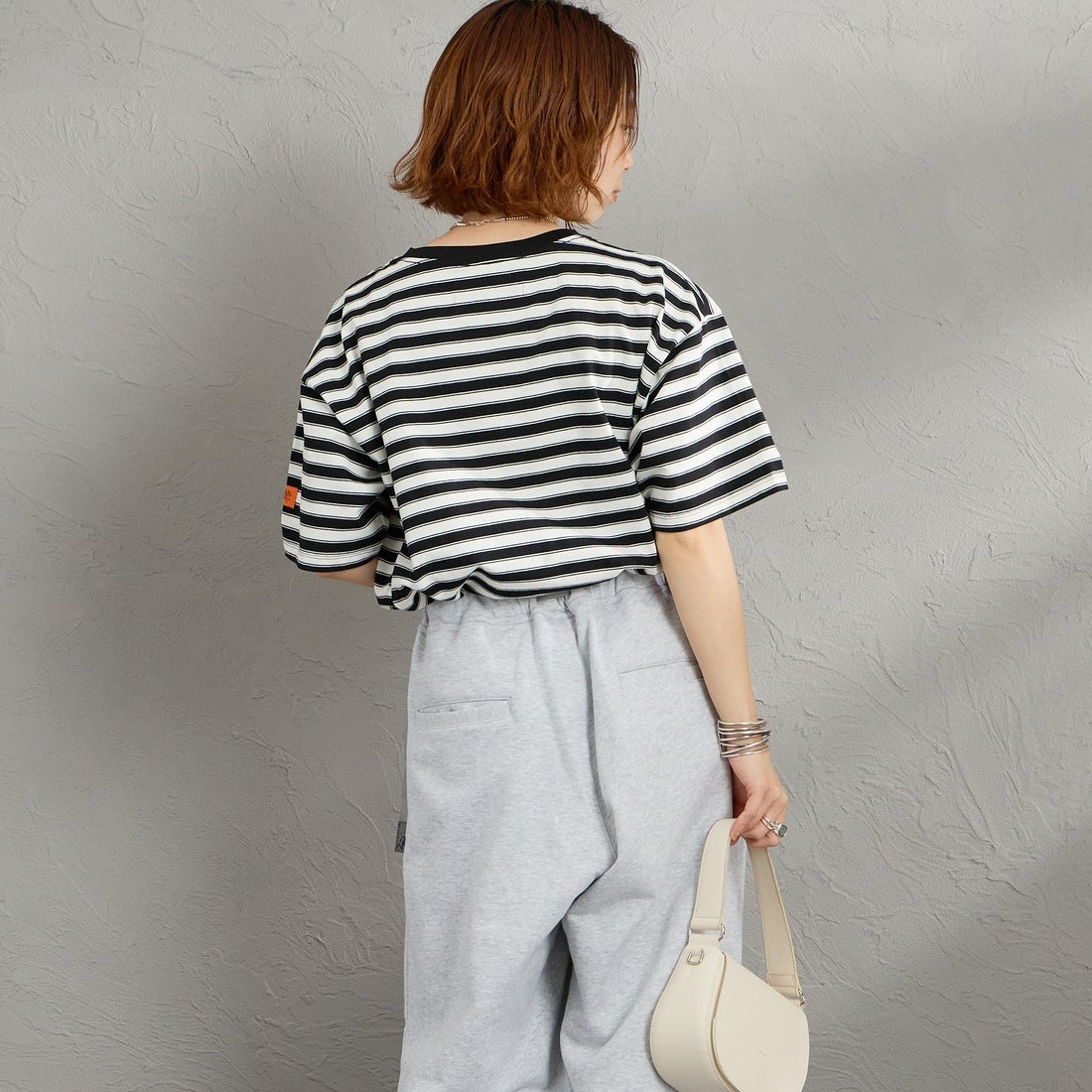 UNIVERSAL OVERALL [ユニバーサルオーバーオール] 別注 ワイドシルエット ポケットTシャツ [U2612815IN-JF] WHT/BLK &&モデル身長：158cm 着用サイズ：F&&