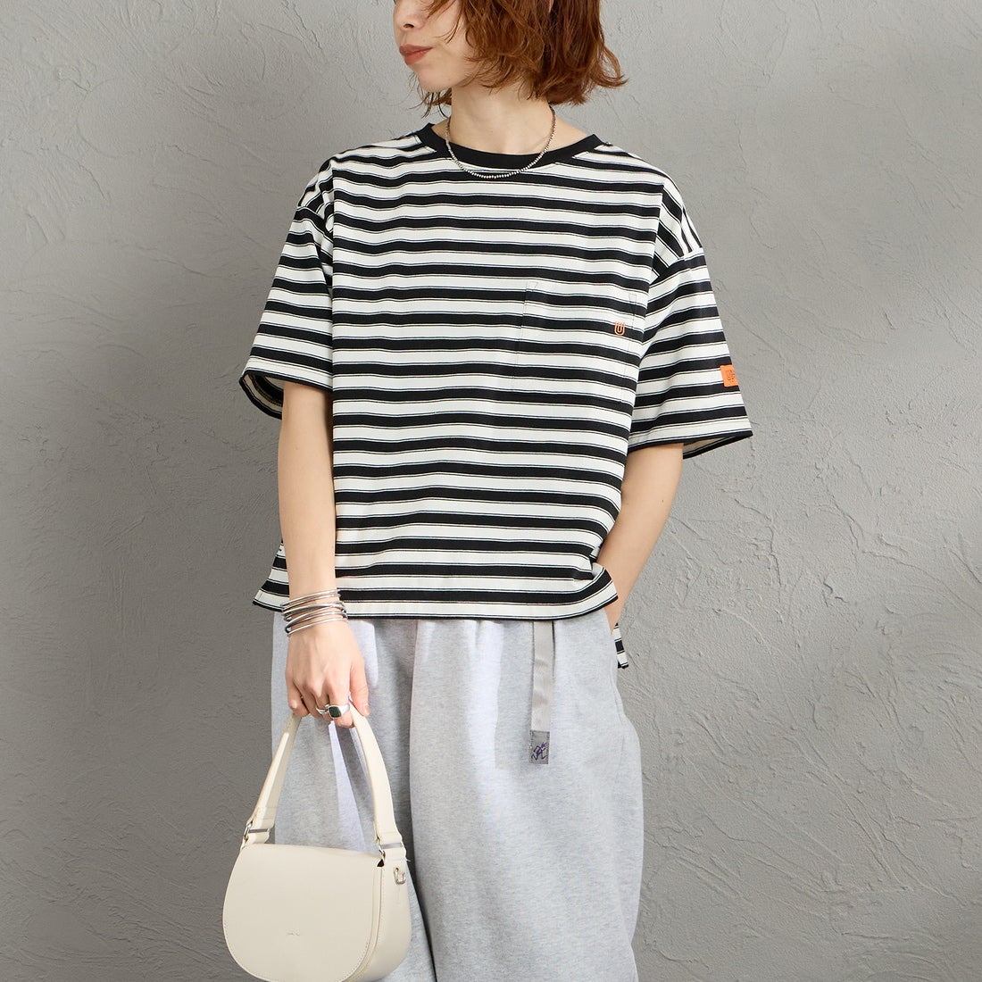 UNIVERSAL OVERALL [ユニバーサルオーバーオール] 別注 ワイドシルエット ポケットTシャツ [U2612815IN-JF] WHT/BLK &&モデル身長：158cm 着用サイズ：F&&