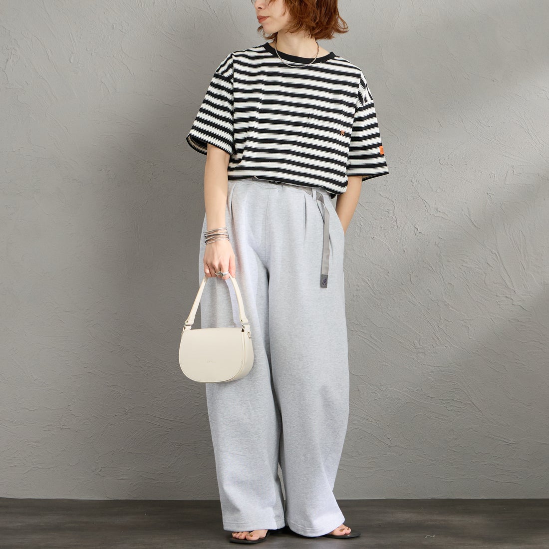 UNIVERSAL OVERALL [ユニバーサルオーバーオール] 別注 ワイドシルエット ポケットTシャツ [U2612815IN-JF] WHT/BLK &&モデル身長：158cm 着用サイズ：F&&