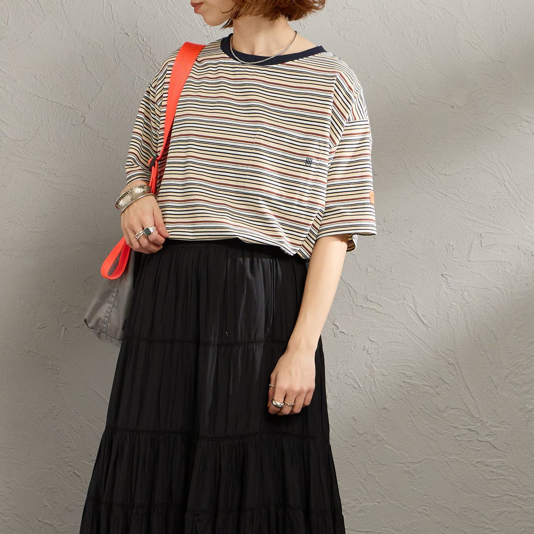 UNIVERSAL OVERALL [ユニバーサルオーバーオール] 別注 ワイドシルエット ポケットTシャツ [U2612815IN-JF] BEG BORDER &&モデル身長：158cm 着用サイズ：F&&